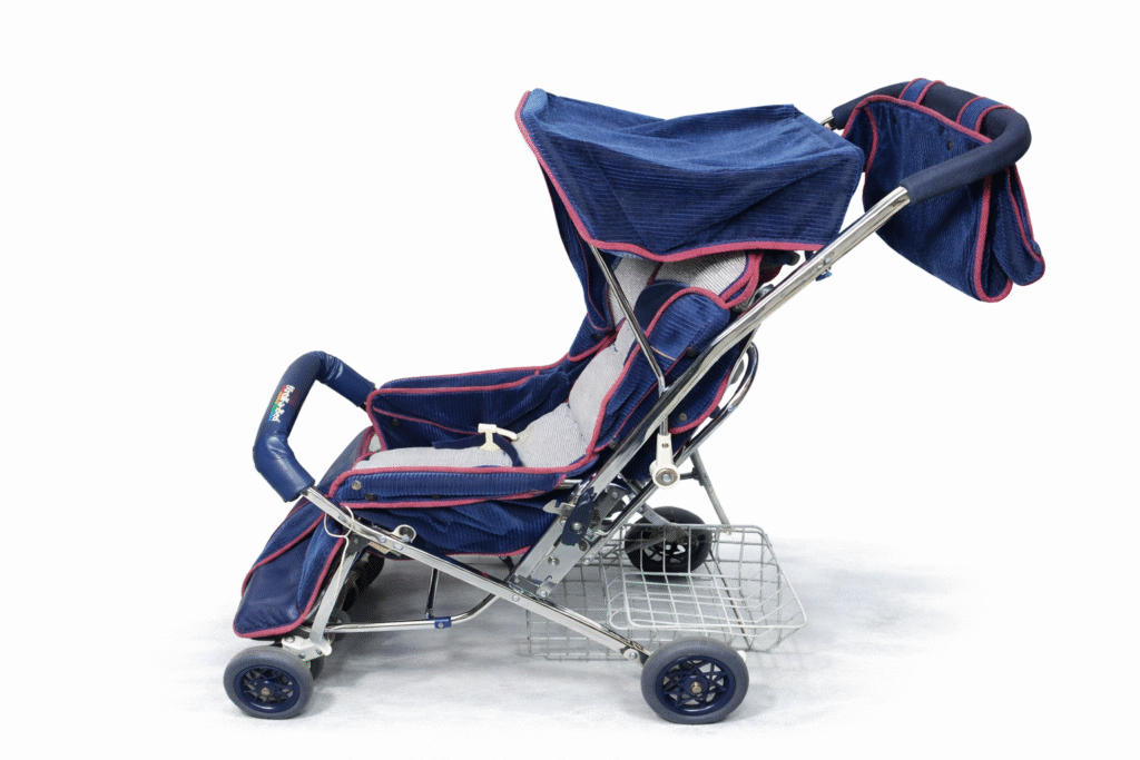 AI-generated illustration of an 1980s-style bassinet stroller with fully reclining seat